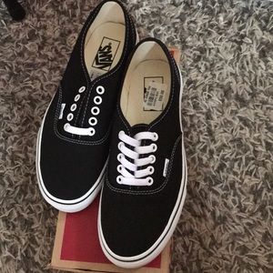 NWT Black and white authentic Vans! Size 8
